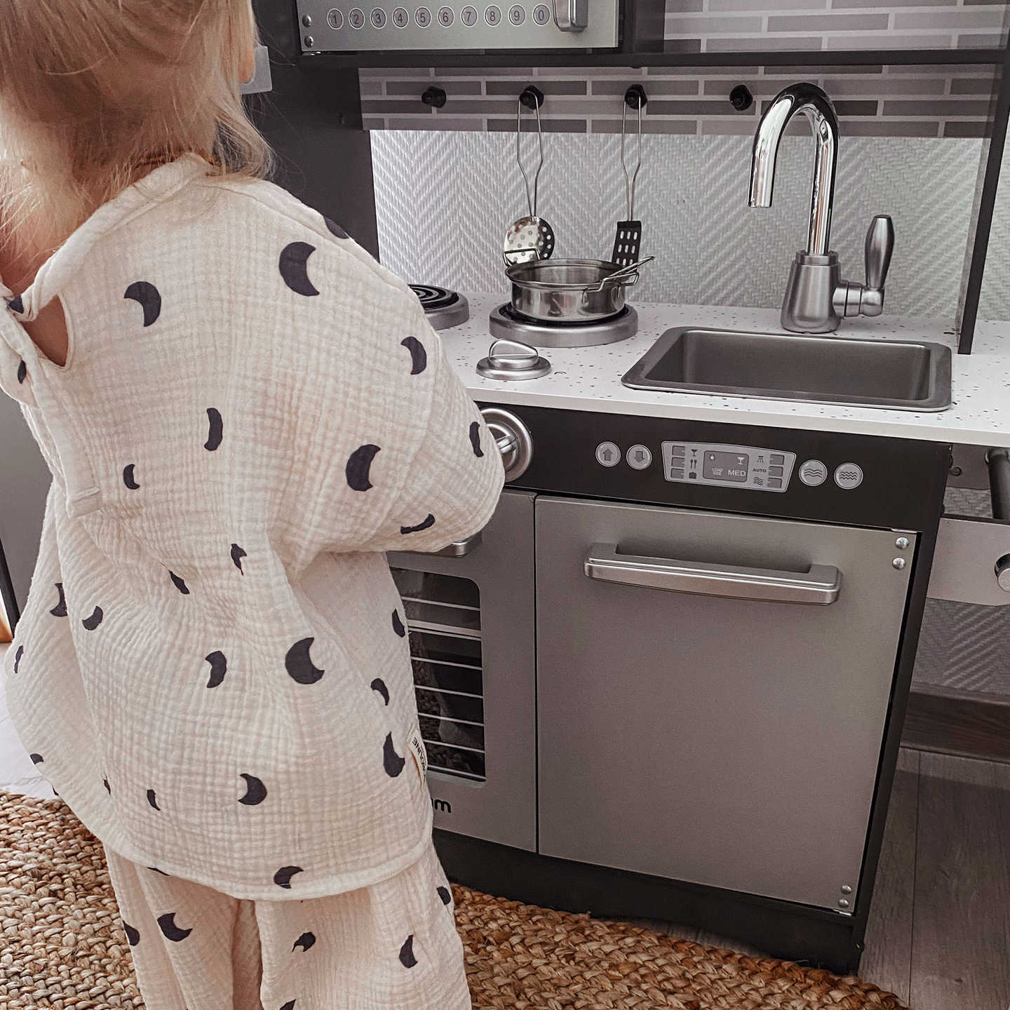 XXL lesena kuhinja z LED osvetlitvijo, predpasnikom in dodatki