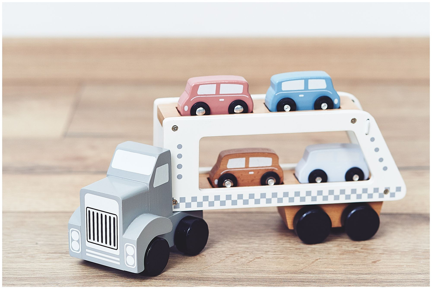 Lesen tovornjak s prikolico s 4 avtomobili