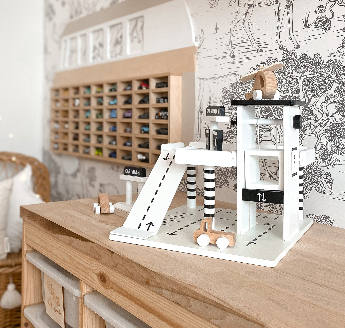 Lesena garaža - večnadstropno parkirišče - avtomobili, dvigalo, helikopter