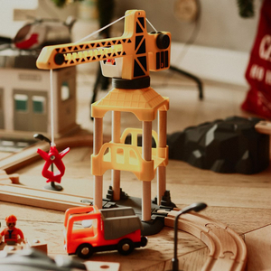 Lesena železnica, vlak na baterije - Mesto: tiri, avtomobili, most, letališče