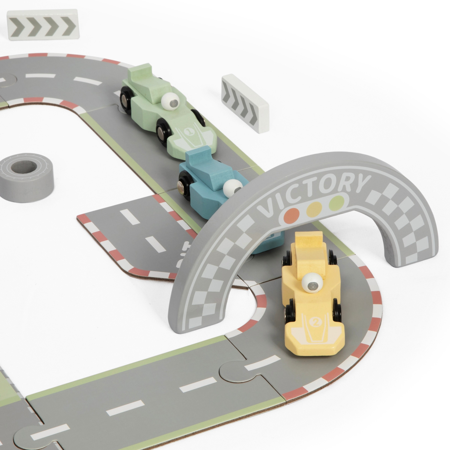 Magnetni kovček z dirkališčem, lesenimi vozili in cestnimi dodatki