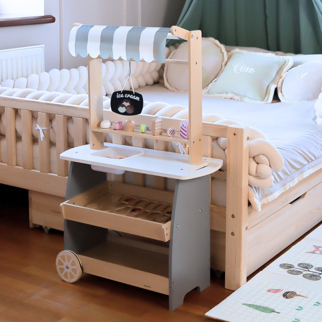 Lesena sladoledarna na kolesih - voziček za sladoled