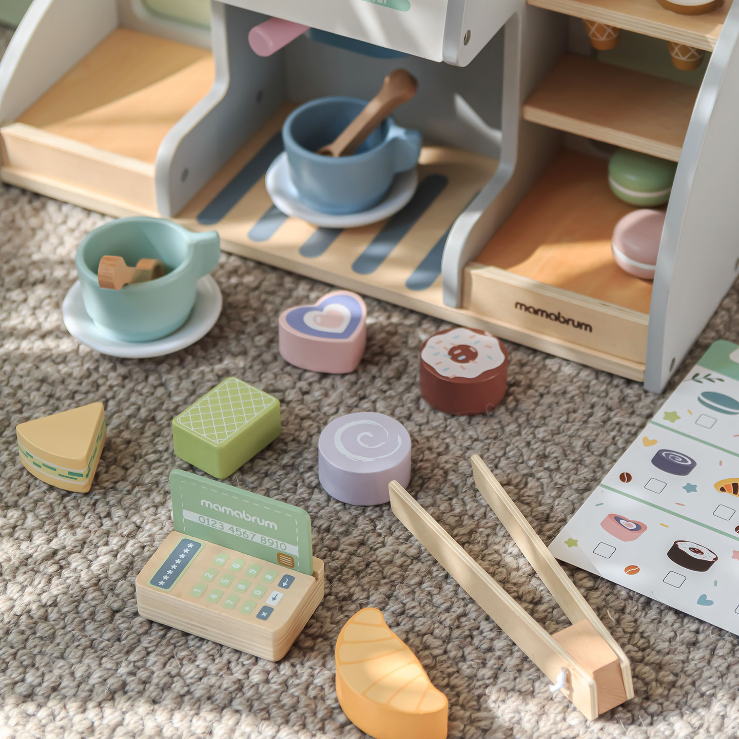 Velika lesena sladoledarna z magnetno tablo, aparatom za kavo ter setom za sladoled in sladice - več kot 70 kosov!