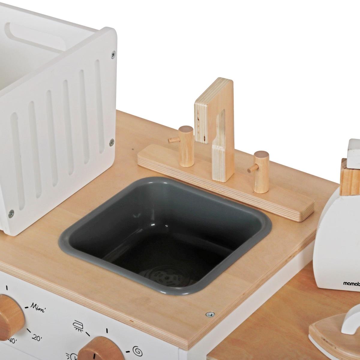 Leseni pralni stroj z likalnikom, košaro in pralno tekočino