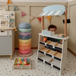 Trgovina z zelenjavo - lesena stojnica z zaboji, blagajno in terminalom