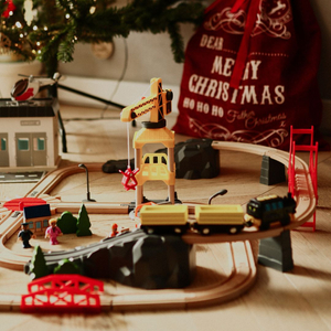 Lesena železnica, vlak na baterije - Mesto: tiri, avtomobili, most, letališče