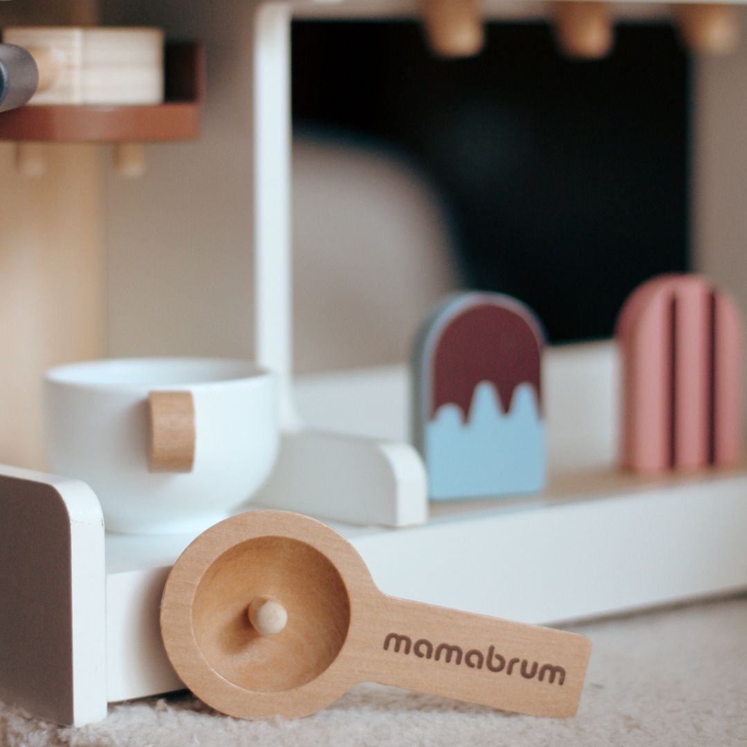 Lesena sladoledarna s kavnim avtomatom - kavarna z dodatki