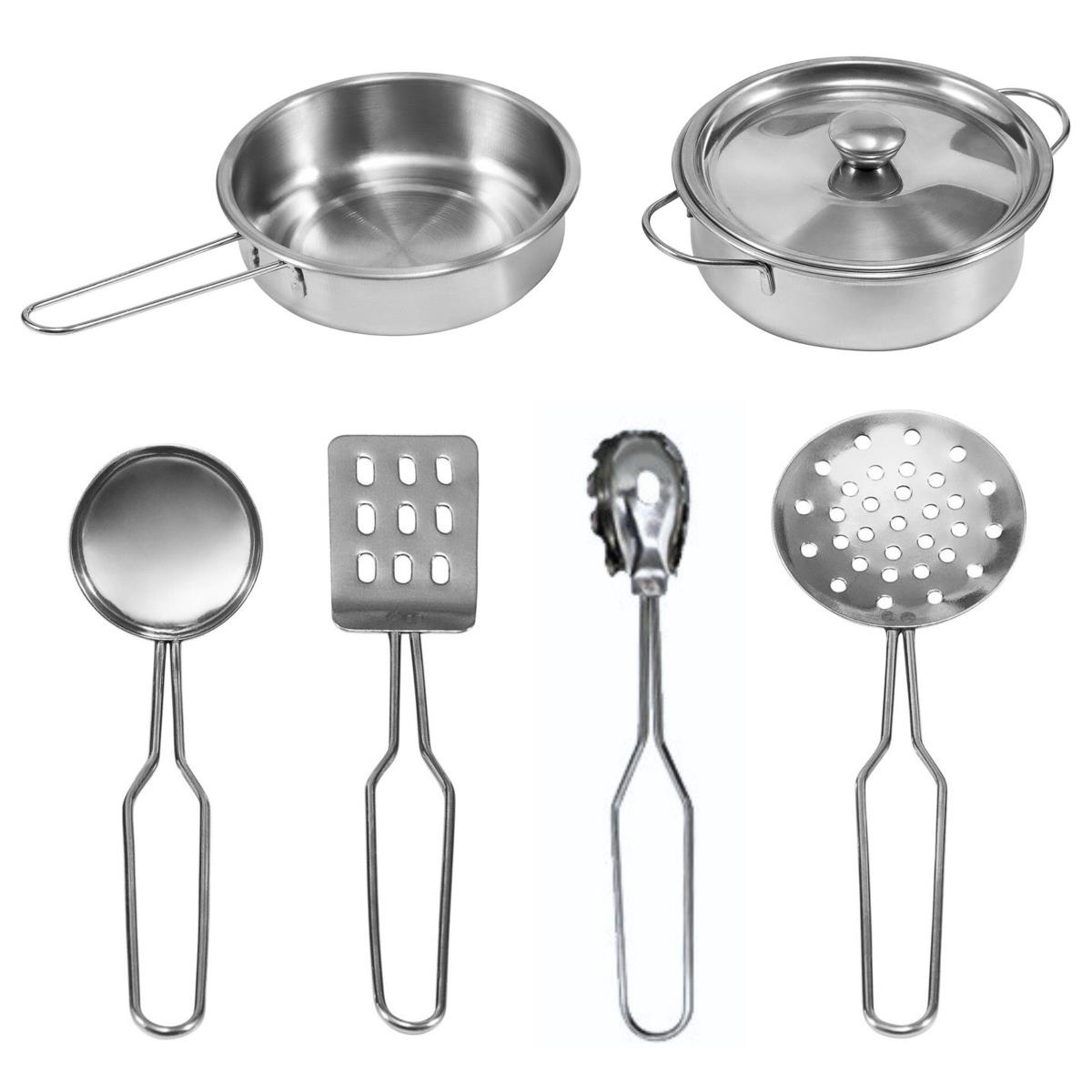 Lesena bela kuhinja z dodatki in predpasnikom