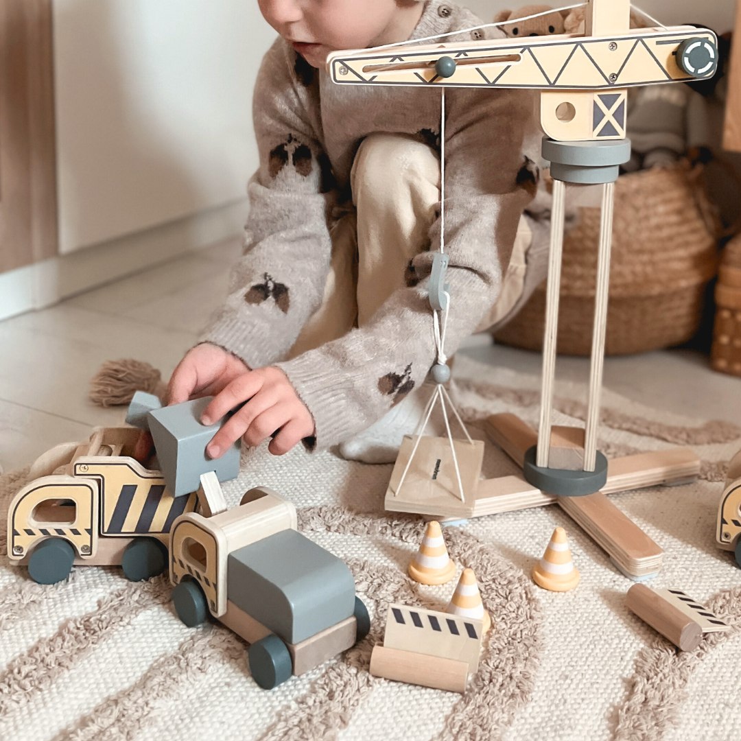 Leseno gradbišče z velikim mobilnim žerjavom in vozili, stolpni žerjav