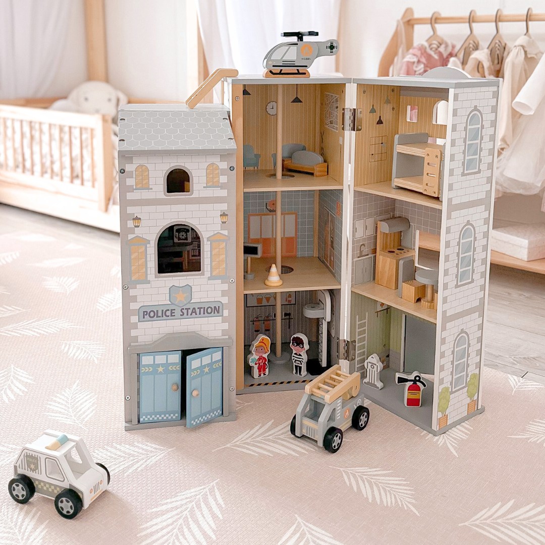 Velika zložljiva gasilska postaja s policijsko postajo - lesen komplet. Gasilska in policijska postaja z dodatki.