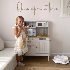 Lesena bela kuhinja z dodatki in predpasnikom