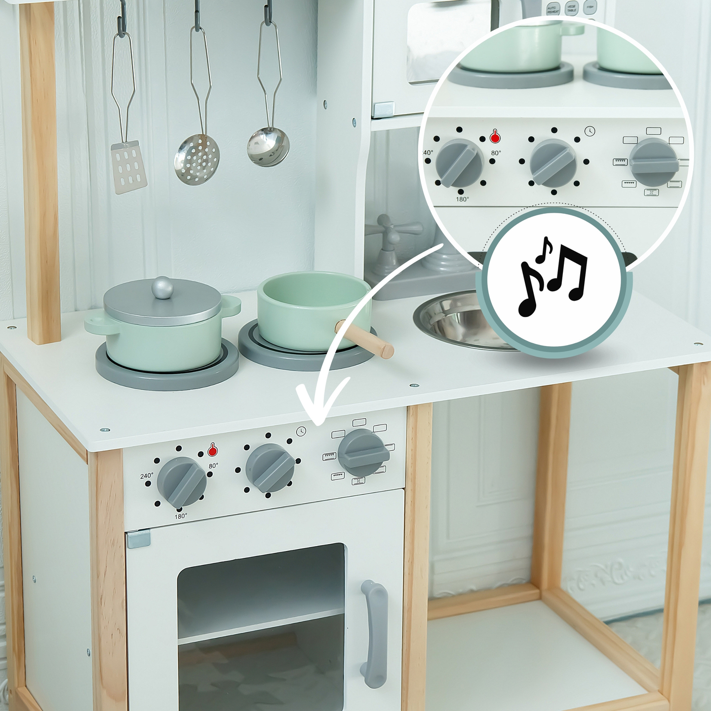 Lesena otroška kuhinja z mikrovalovno pečico