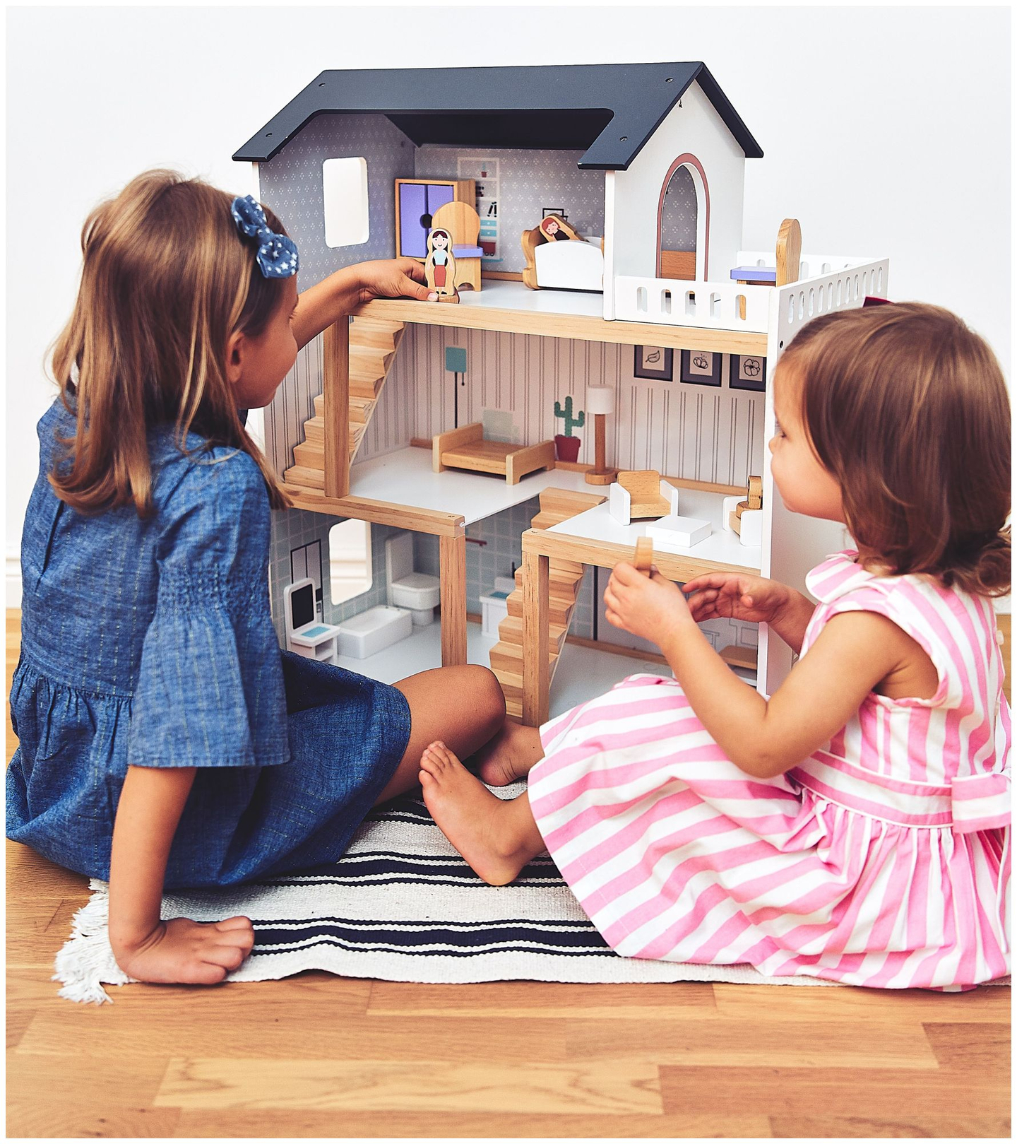 Bela lesena hišica za lutke z dodatki 18 kosov.