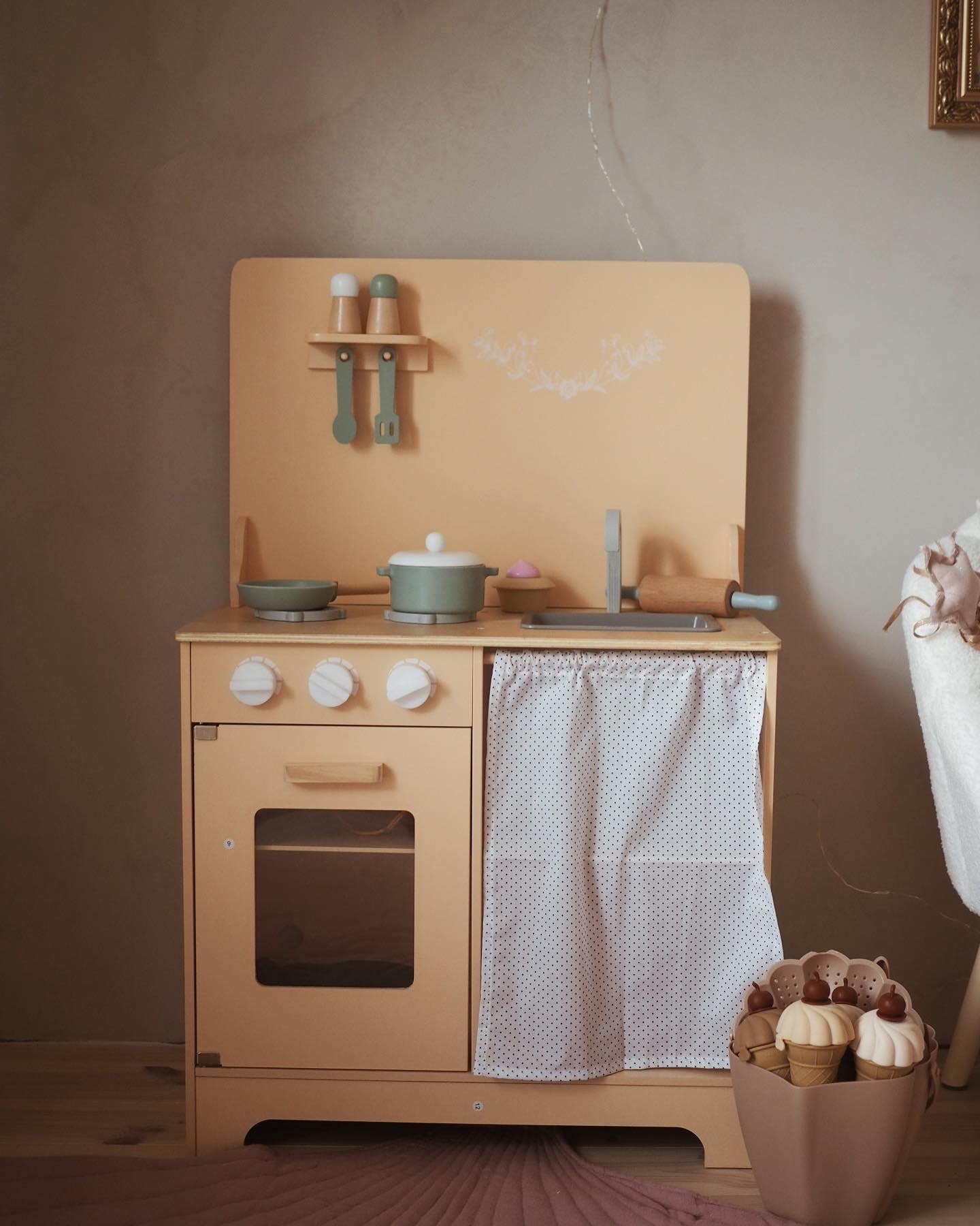 Lesena kuhinja s predpasnikom, dodatki in razsvetljavo LED