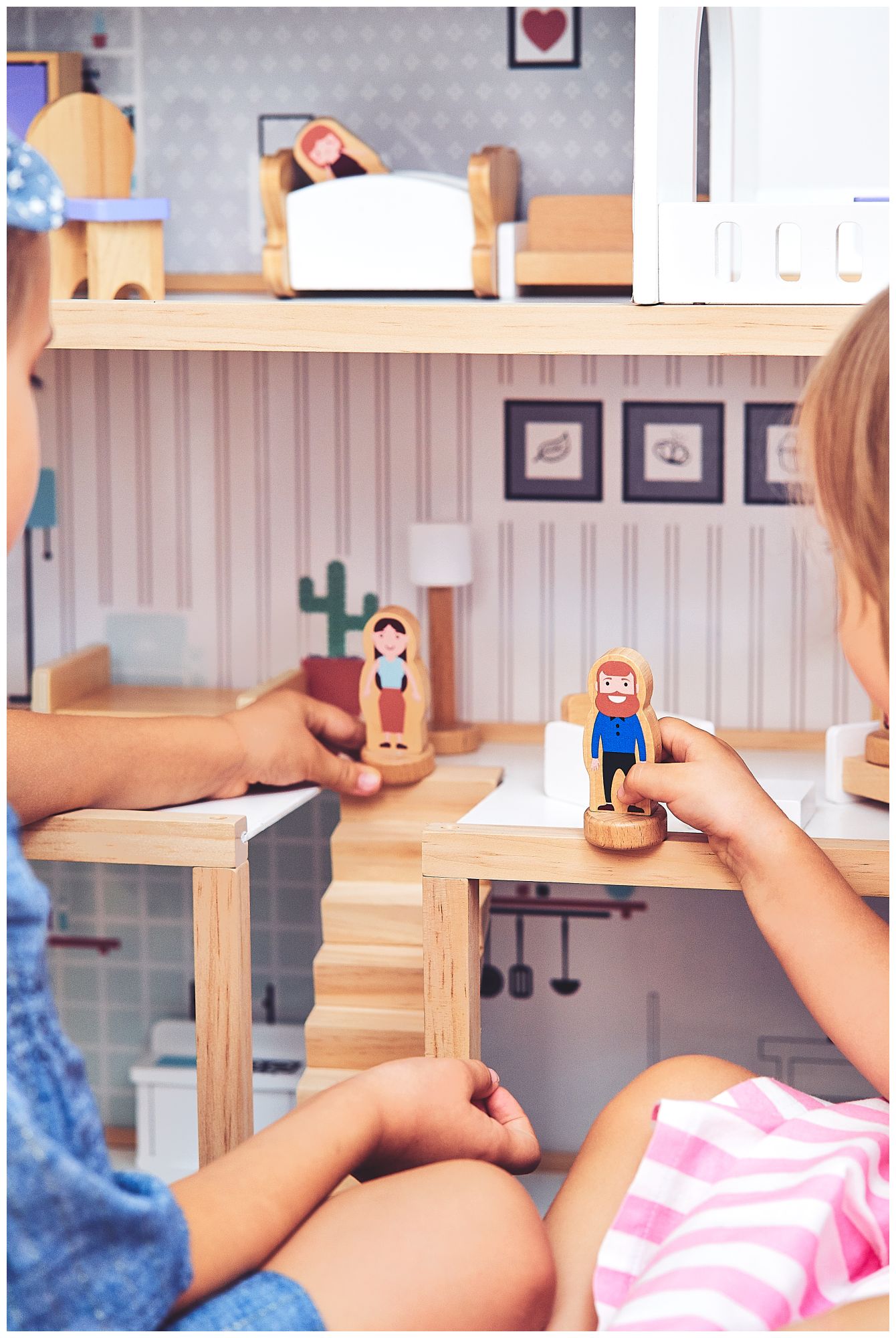 Bela lesena hišica za lutke z dodatki 18 kosov.