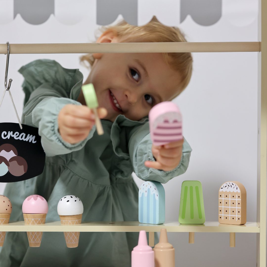 Lesena sladoledarna na kolesih - voziček za sladoled