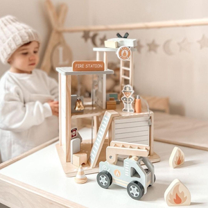 Lesena gasilska postaja z dodatki, gasilska brigada