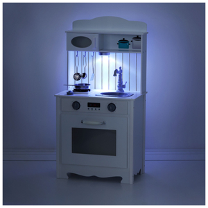 Bela lesena kuhinja s predpasnikom, dodatki in svetilko LED