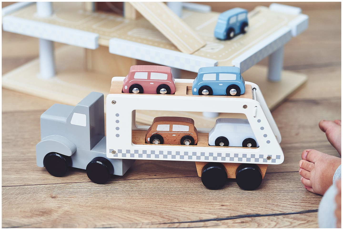 Lesen tovornjak s prikolico s 4 avtomobili