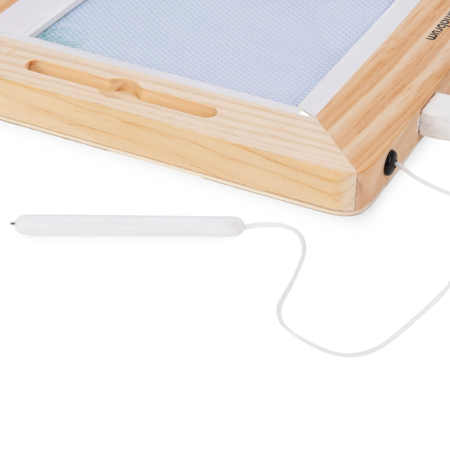 Leseno nalivno pero z žigi - risalna deska