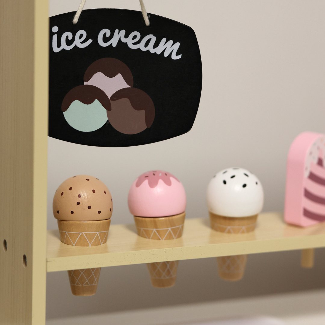 Lesena sladoledarna na kolesih - voziček za sladoled