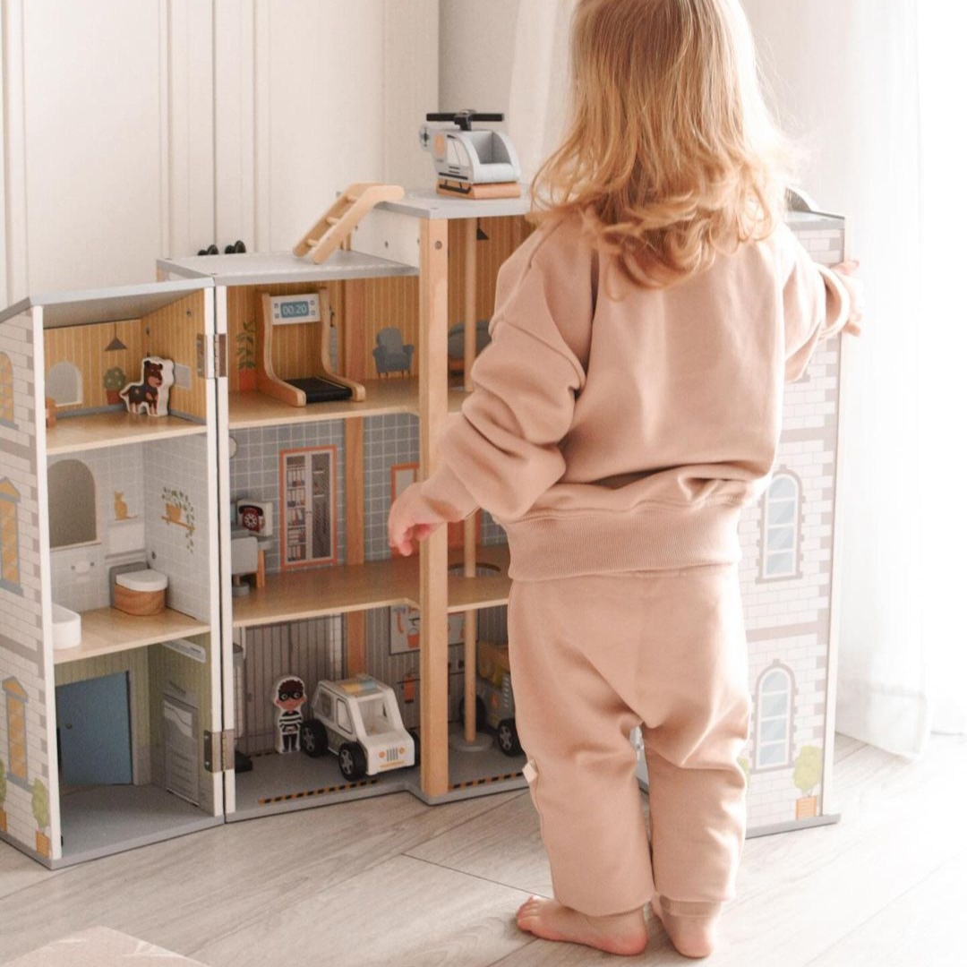 Velika zložljiva gasilska postaja s policijsko postajo - lesen komplet. Gasilska in policijska postaja z dodatki.