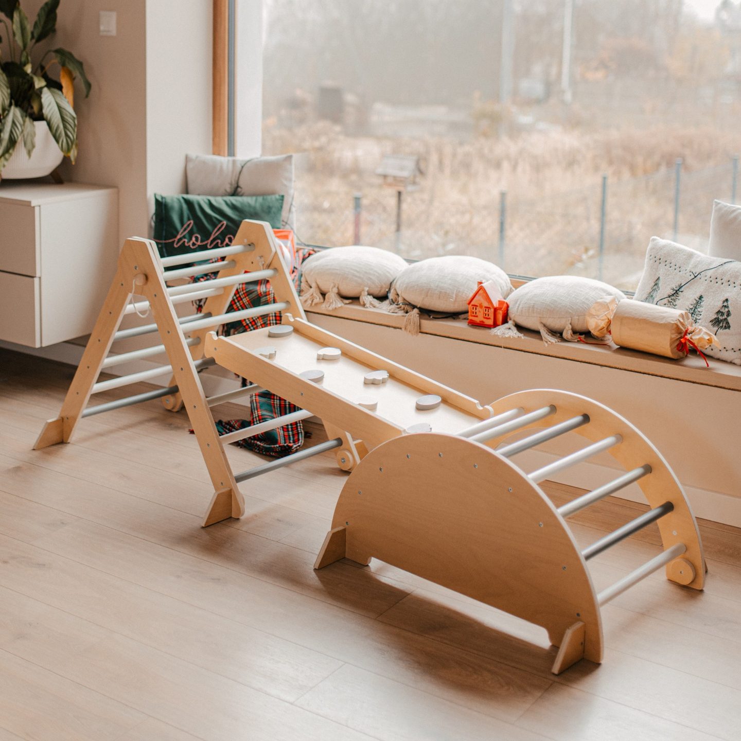 Leseno notranje igrišče za otroke - plezalna stena, tobogan, plezalni lok/gugalnica in Piklerjev trikotnik