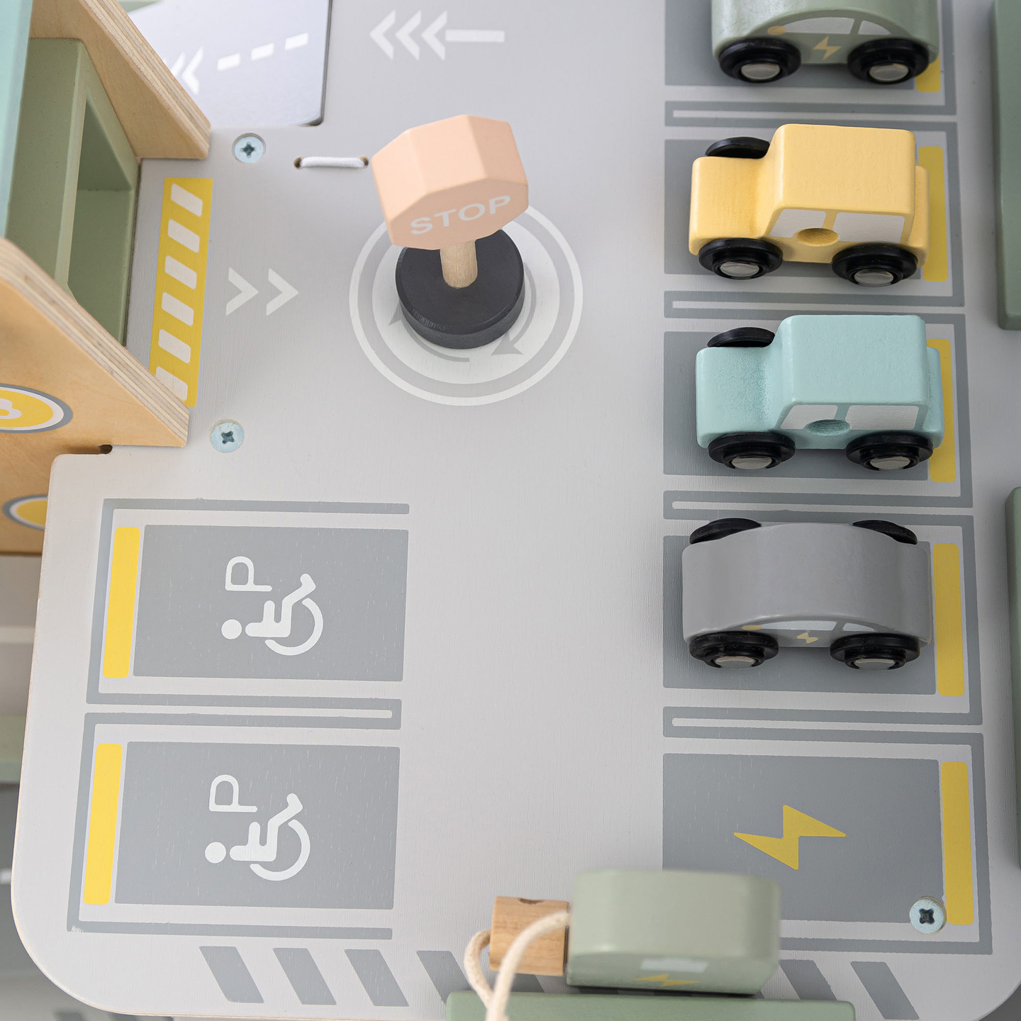 Lesena, trinadstropna garaža za otroke z dodatki – parkirišče, bencinska črpalka, avtopralnica, helikopter