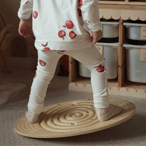 Lesena ravnotežna deska z labirintom in žogicami - ravnotežna gugalnica