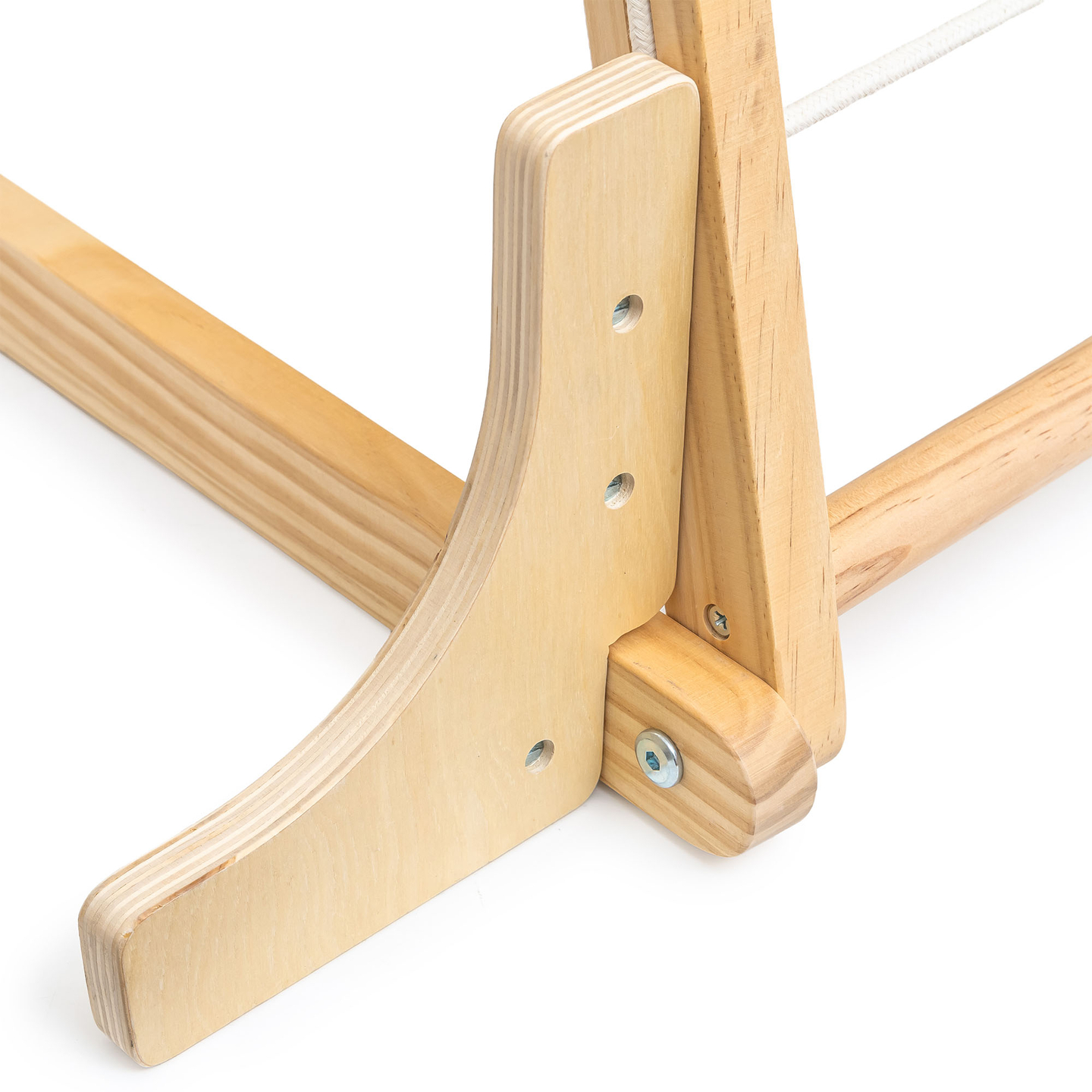 Leseno notranje igrišče z gugalnico, gimnastičnimi obroči in plezalno mrežo