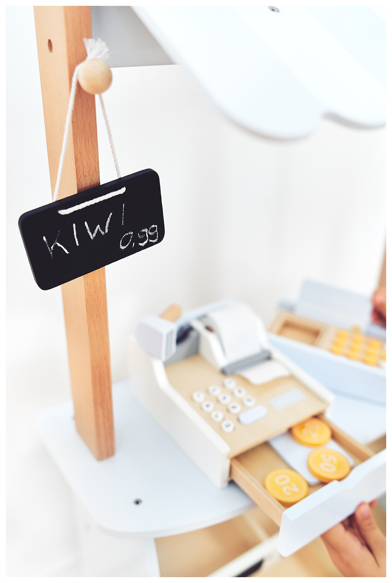 Trgovina z zelenjavo - lesena stojnica z zaboji, blagajno in terminalom