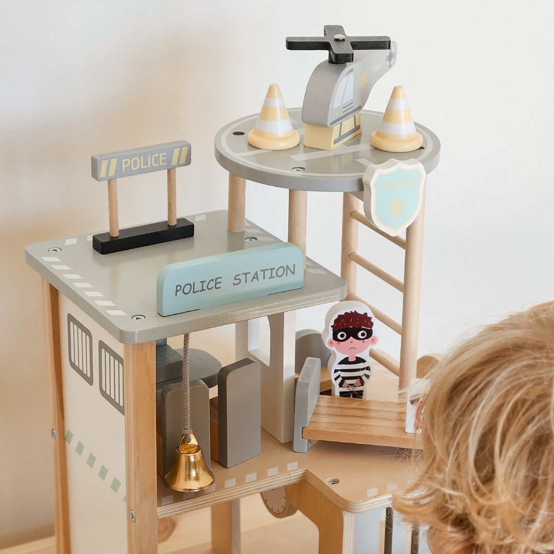 Lesena policijska postaja z dodatki