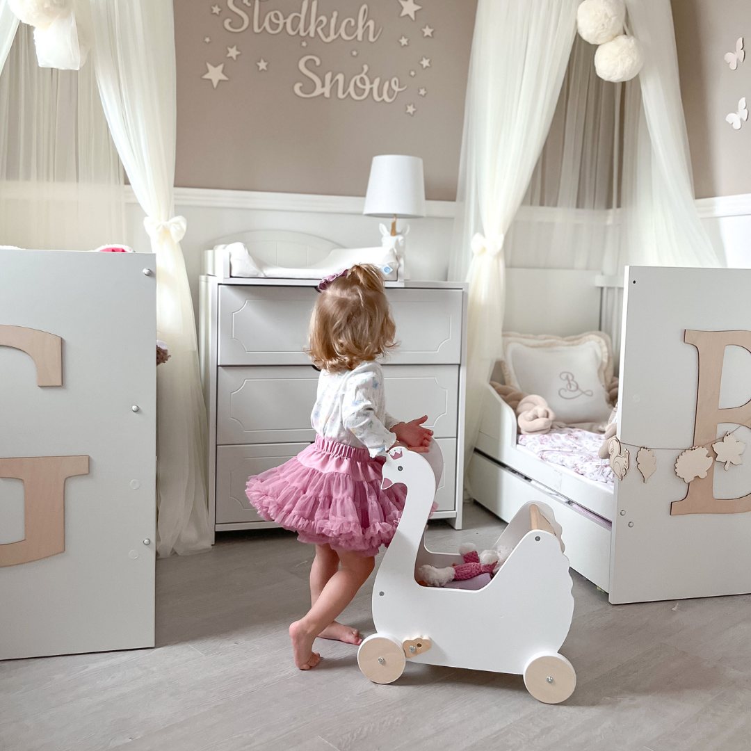 Leseni voziček za lutke - Swan