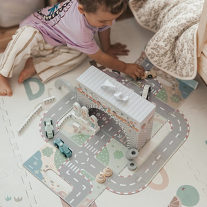 Magnetni kovček z dirkališčem, lesenimi vozili in cestnimi dodatki