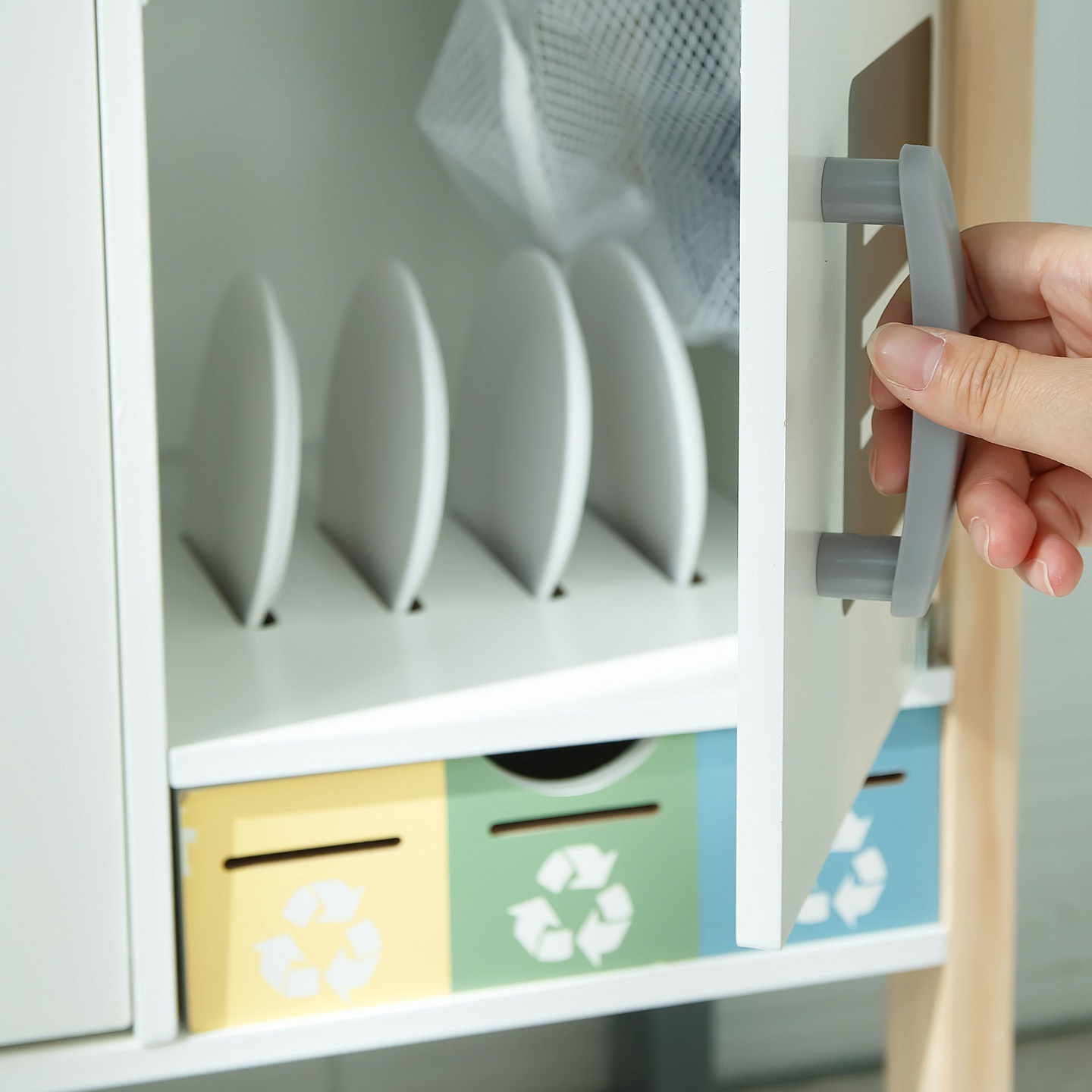 Interaktivna kuhinja s pralnim strojem, pomivalnim strojem in tablo