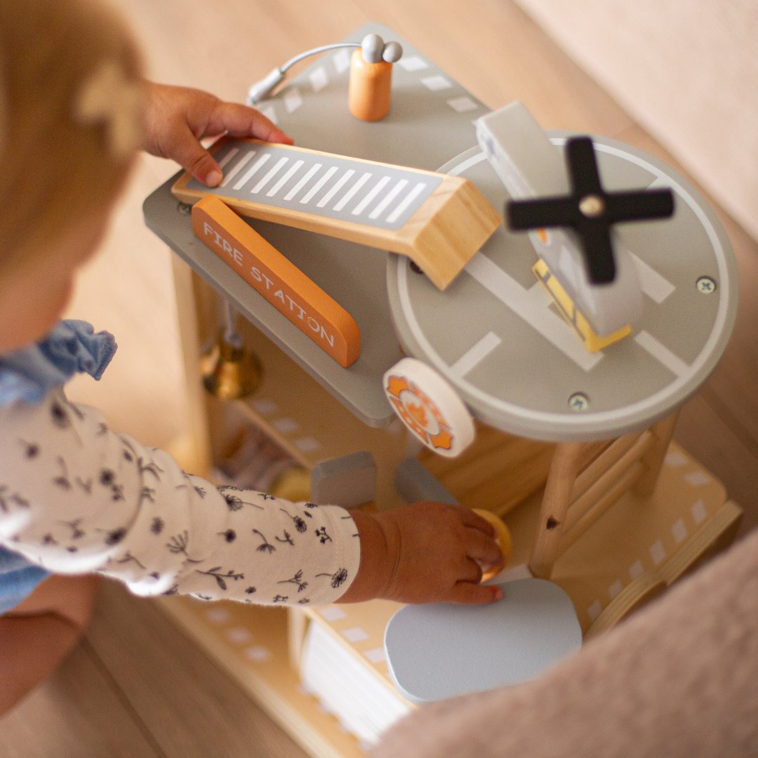 Lesena gasilska postaja z dodatki, gasilska brigada