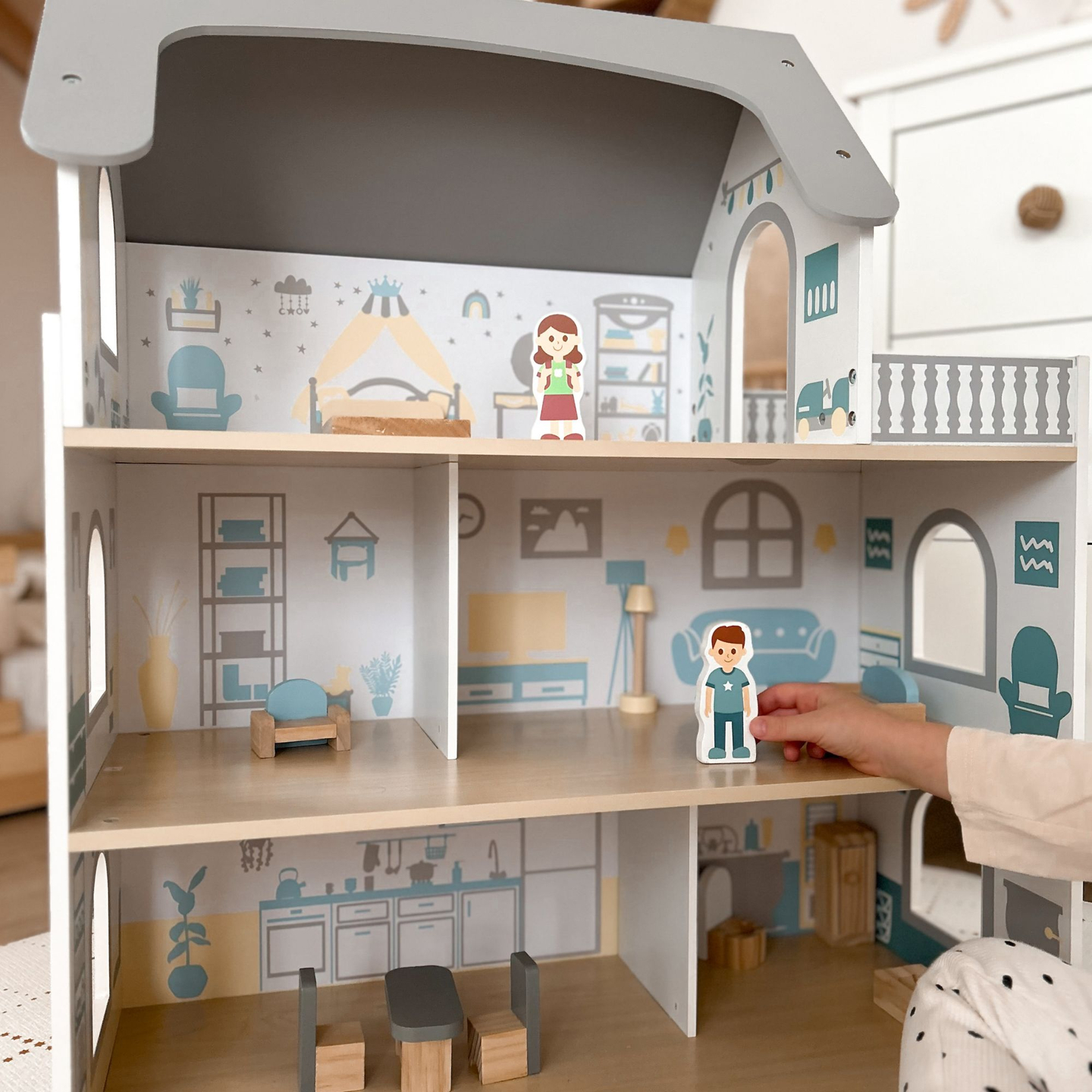 Bela lesena hišica za lutke s teraso in dodatki