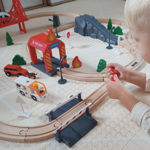 Leseni vlak, vlak na baterije - Gasilci, tiri, avtomobili, mostovi, pregrade