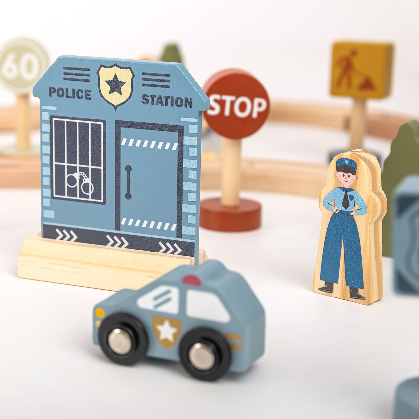 Lesena mestna železnica z električnim vlakom - premikajoči se žerjav, ladja, mostovi