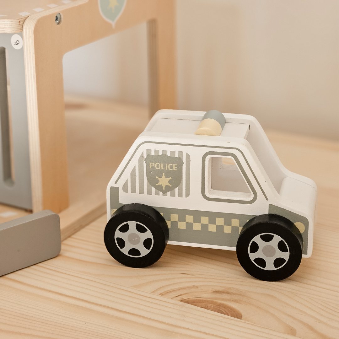 Lesena policijska postaja z dodatki