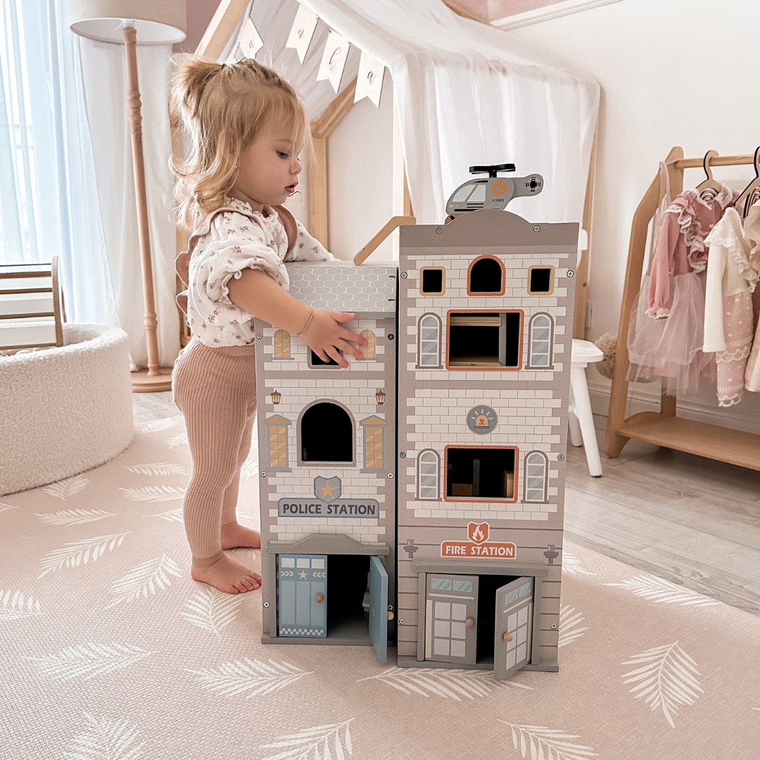 Velika zložljiva gasilska postaja s policijsko postajo - lesen komplet. Gasilska in policijska postaja z dodatki.