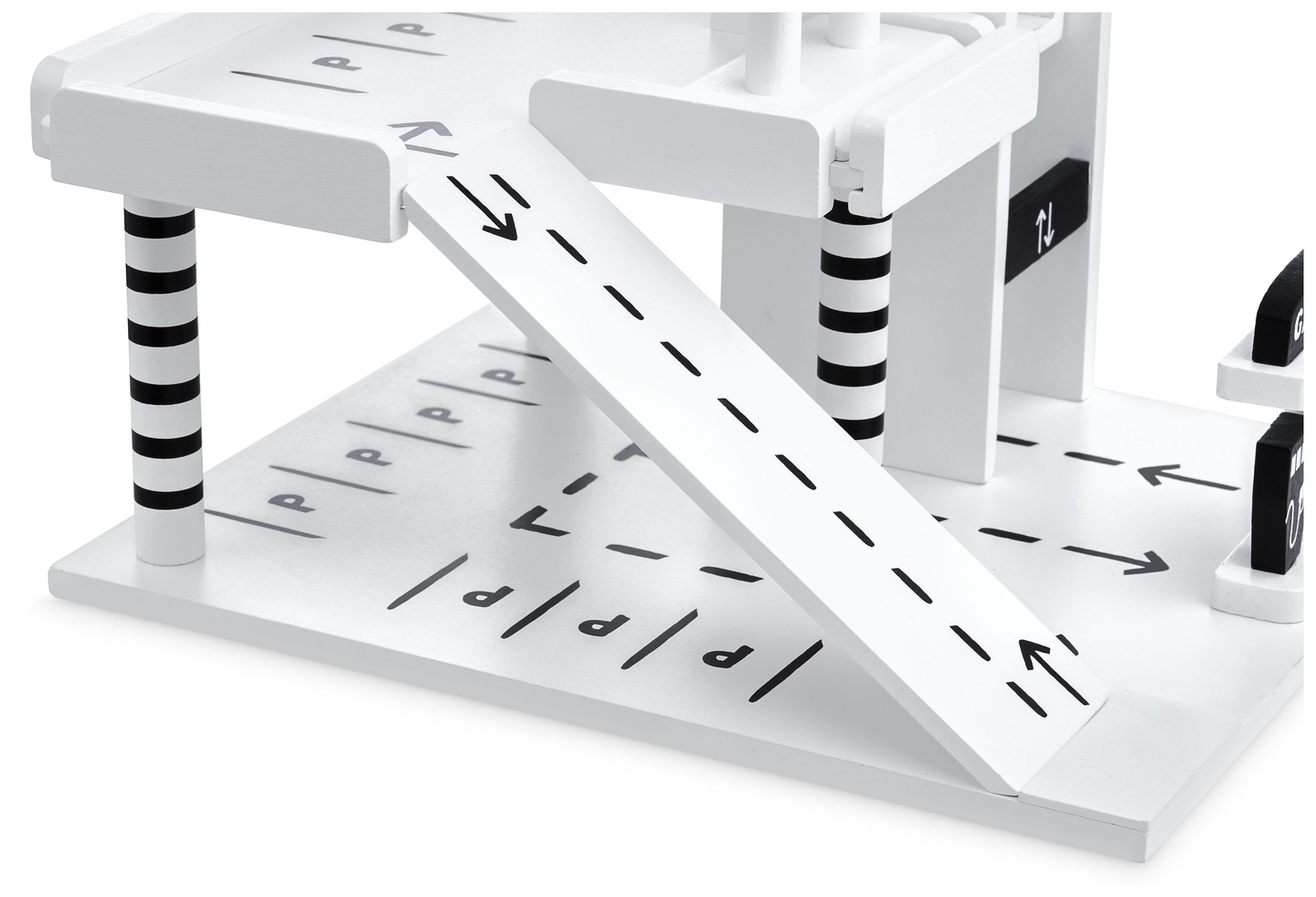 Lesena garaža - večnadstropno parkirišče - avtomobili, dvigalo, helikopter