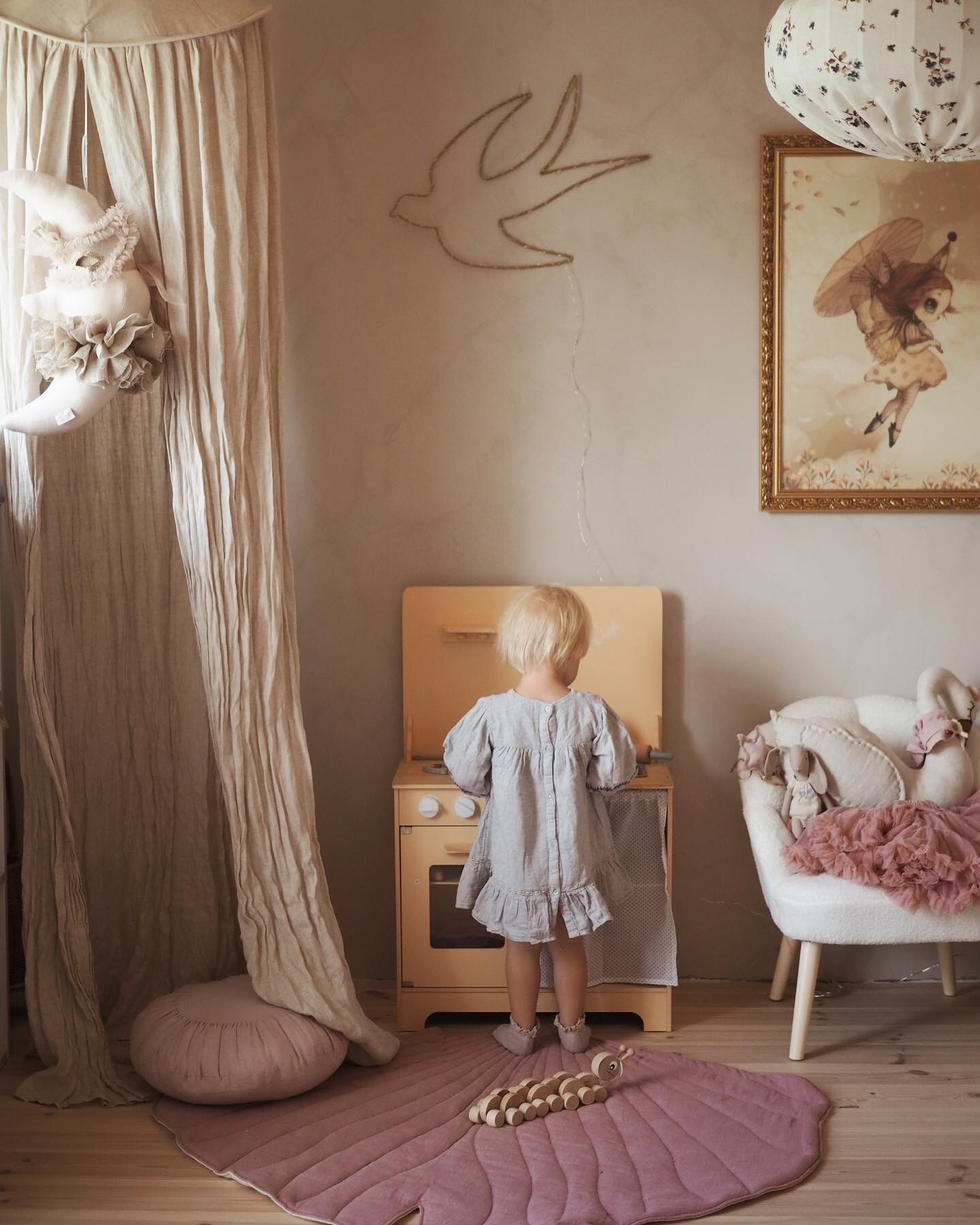 Lesena kuhinja s predpasnikom, dodatki in razsvetljavo LED