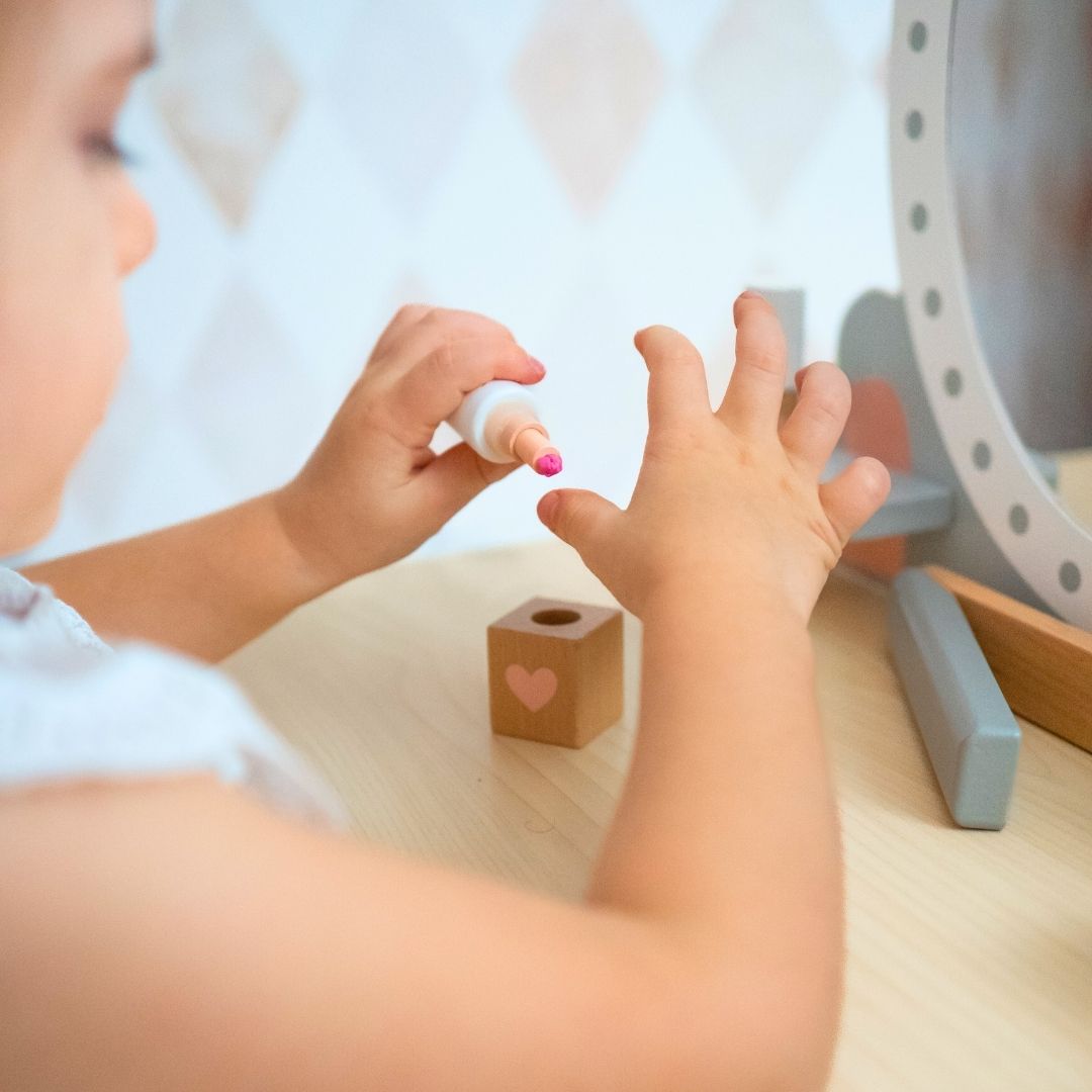 Lesena toaletna mizica s stolčkom in dodatki