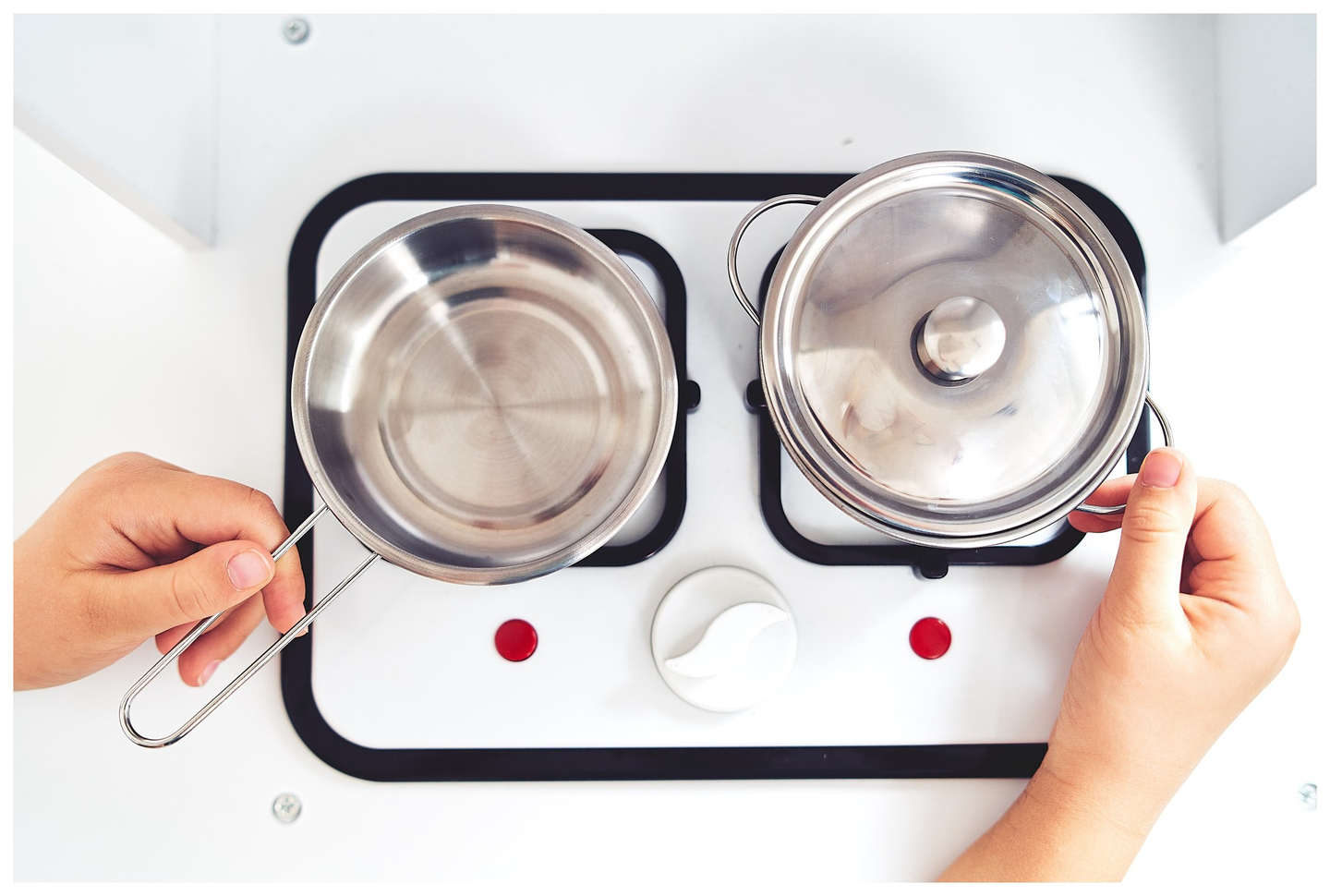 Kotna lesena kuhinja XXXL s hladilnikom, pečico, pralnim strojem, predpasnikom in dodatki