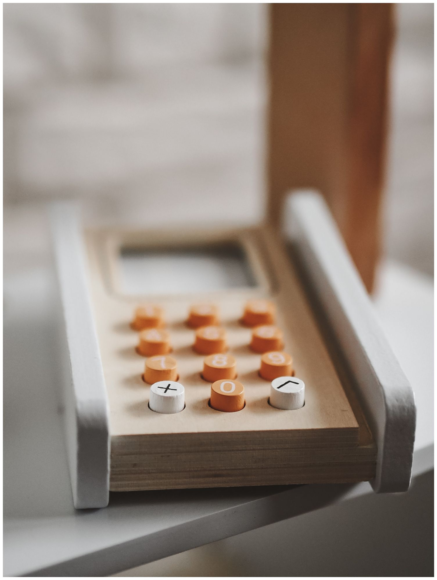 Trgovina z zelenjavo - lesena stojnica z zaboji, blagajno in terminalom