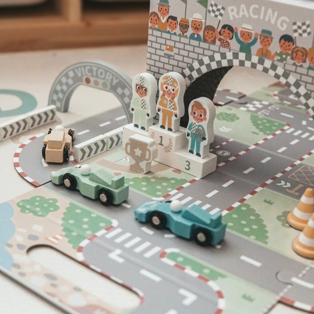Magnetni kovček z dirkališčem, lesenimi vozili in cestnimi dodatki