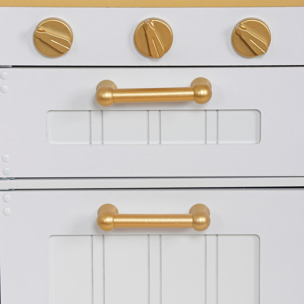 Lesena bela kuhinja z dodatki in predpasnikom