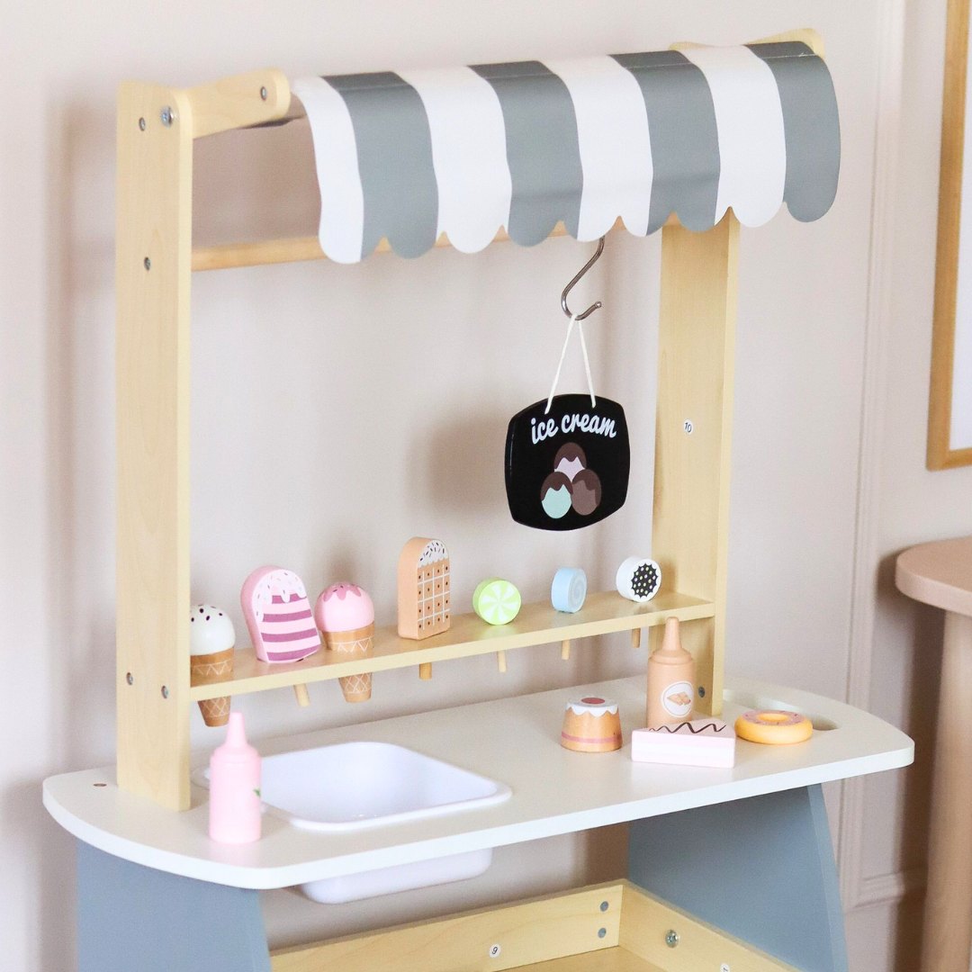 Lesena sladoledarna na kolesih - voziček za sladoled