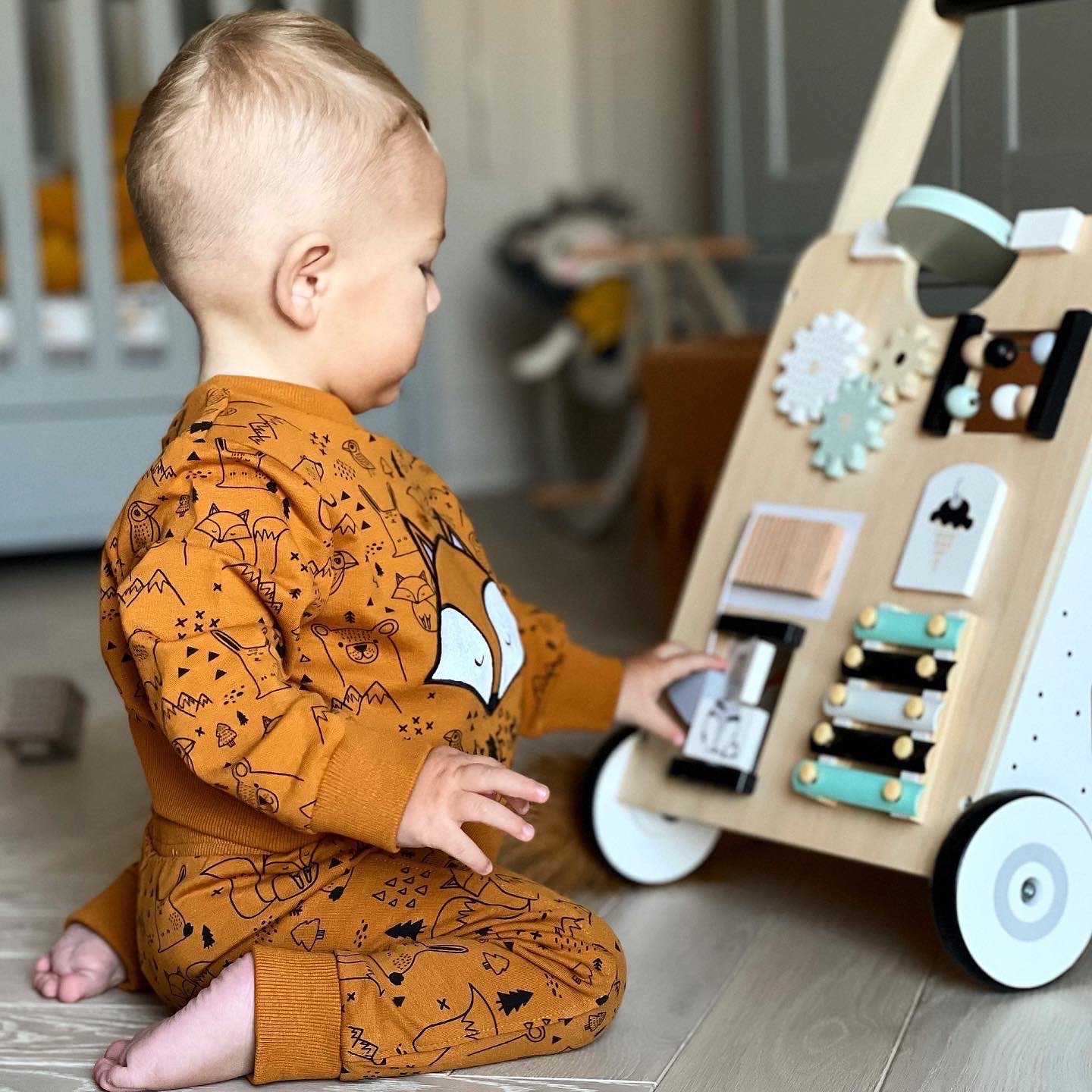 Lesena, izobraževalna otroška hojica / voziček - manipulativna tabla